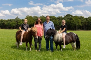 De eigenaren met hun kinderen